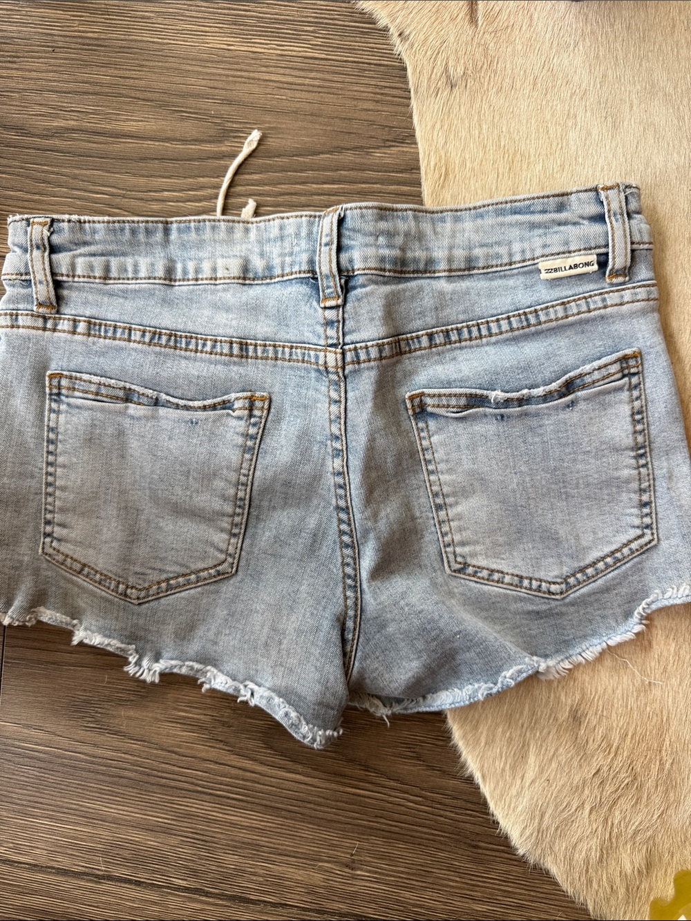 Billabong Lace Up Distressed Denim Cutoff Shorts Size 26 Light Wash - Picture 3 of 14